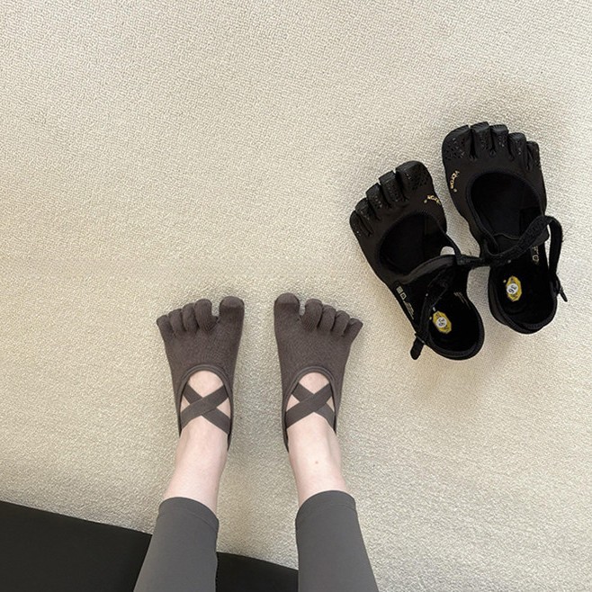 Grip Sock Yoga - جوارب يوغا نسائية بخمسة أصابع وحزام