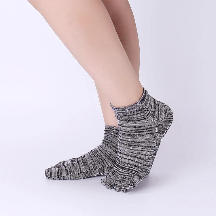 جوارب يوجا غير قابلة للانزلاق  - مراجعة Grip Sock Yoga وسعره